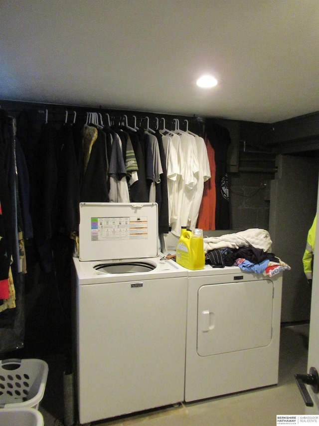 laundry room with laundry area and washer and clothes dryer