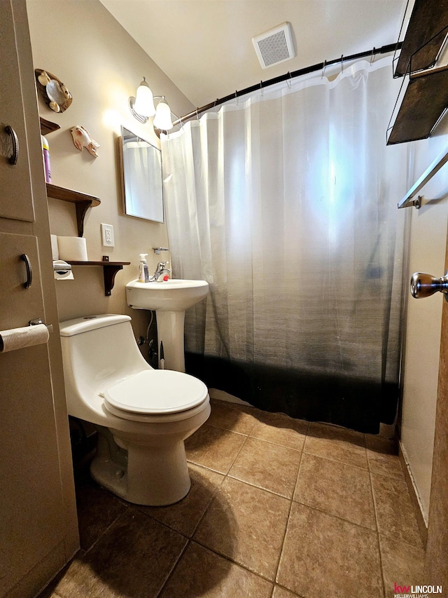 full bathroom with tile patterned flooring, visible vents, toilet, a shower with shower curtain, and a sink