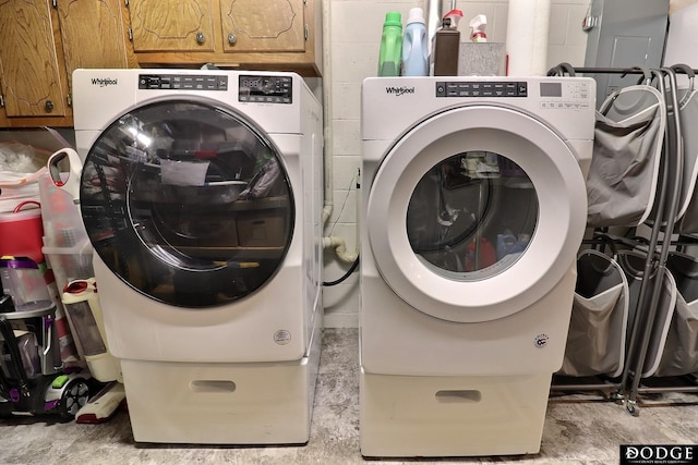 washroom featuring cabinet space and washing machine and clothes dryer