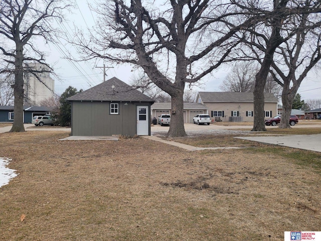 view of yard with an outdoor structure