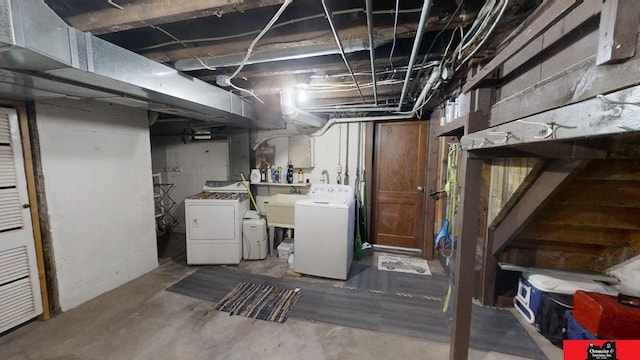 unfinished below grade area featuring washing machine and clothes dryer