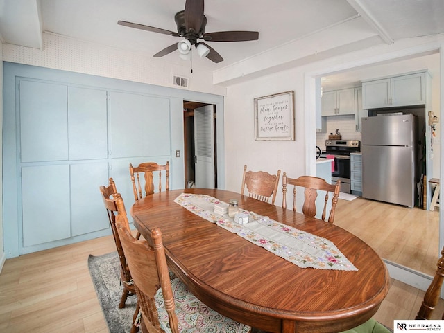 dining room featuring visible vents, light wood-style floors, and ceiling fan