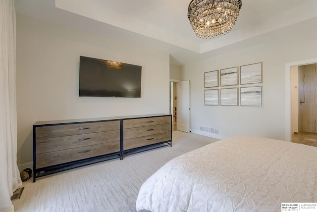 carpeted bedroom with a chandelier, visible vents, a raised ceiling, and baseboards