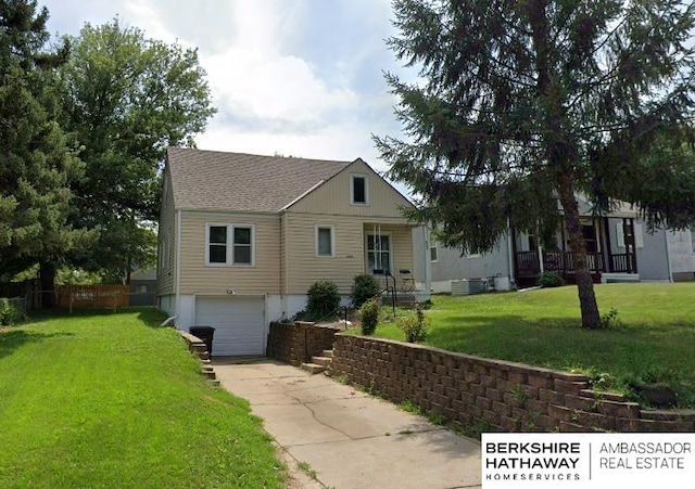 view of front facade with a front lawn, fence, a garage, and driveway