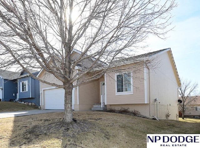 view of front of property featuring entry steps, driveway, and a front lawn