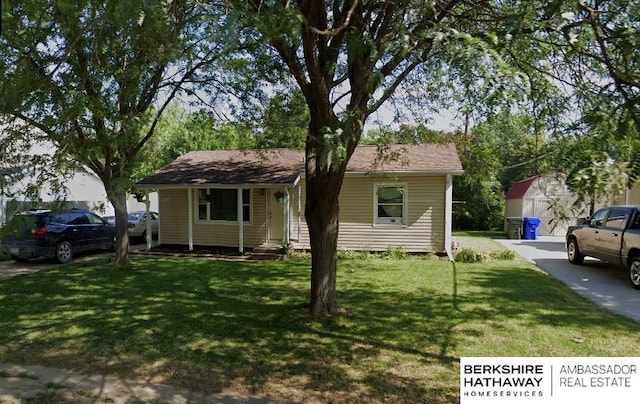 single story home featuring a front yard