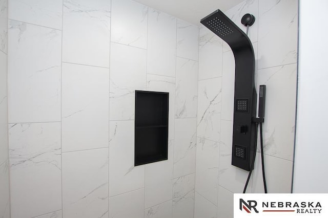 room details featuring tiled shower