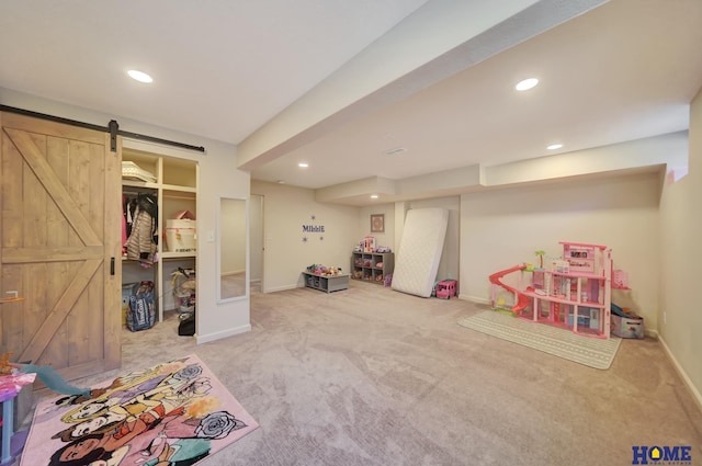 playroom featuring recessed lighting, a barn door, carpet floors, and baseboards