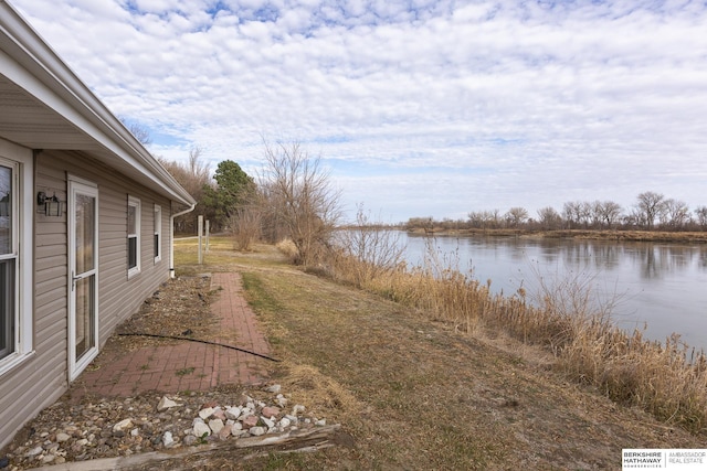 view of yard featuring a water view