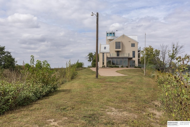 view of yard with a balcony