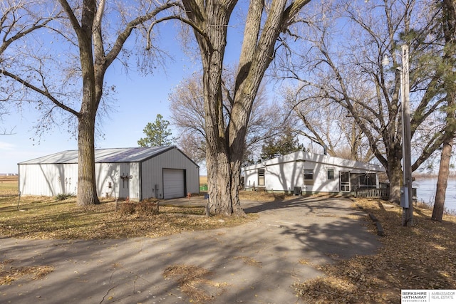 mid-century modern home featuring an outbuilding, driveway, and a garage