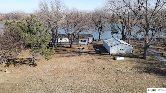 view of yard with an outdoor structure and a pole building