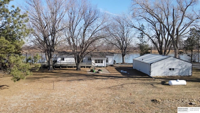 view of front of house featuring an outbuilding and an outdoor structure