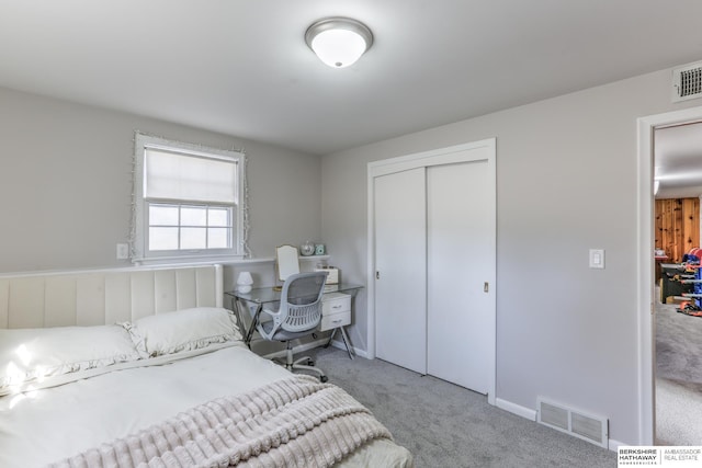 bedroom featuring visible vents, baseboards, carpet, and a closet