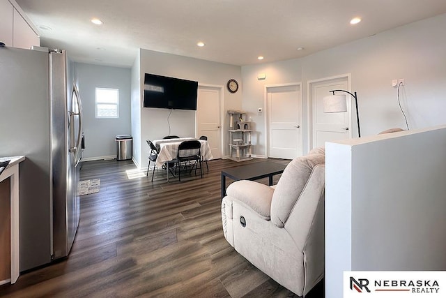 living area featuring dark wood finished floors, recessed lighting, and baseboards