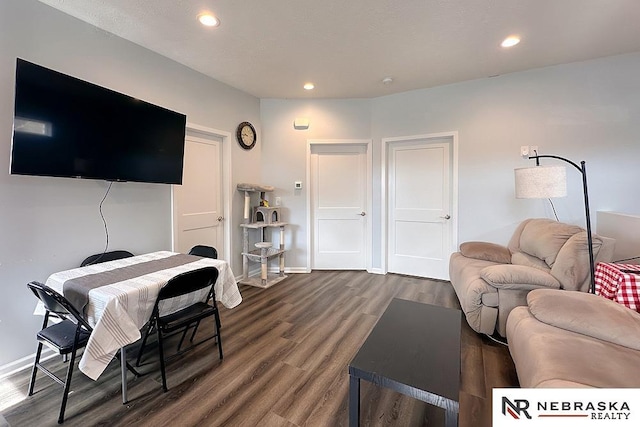 living area featuring dark wood-style floors, recessed lighting, and baseboards