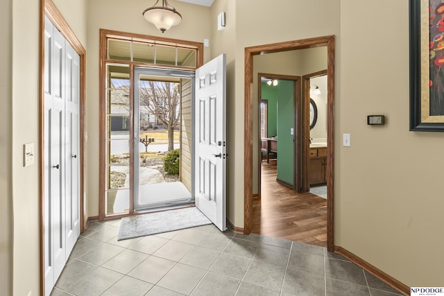 tiled entrance foyer featuring baseboards