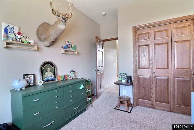 bedroom featuring carpet flooring and a closet