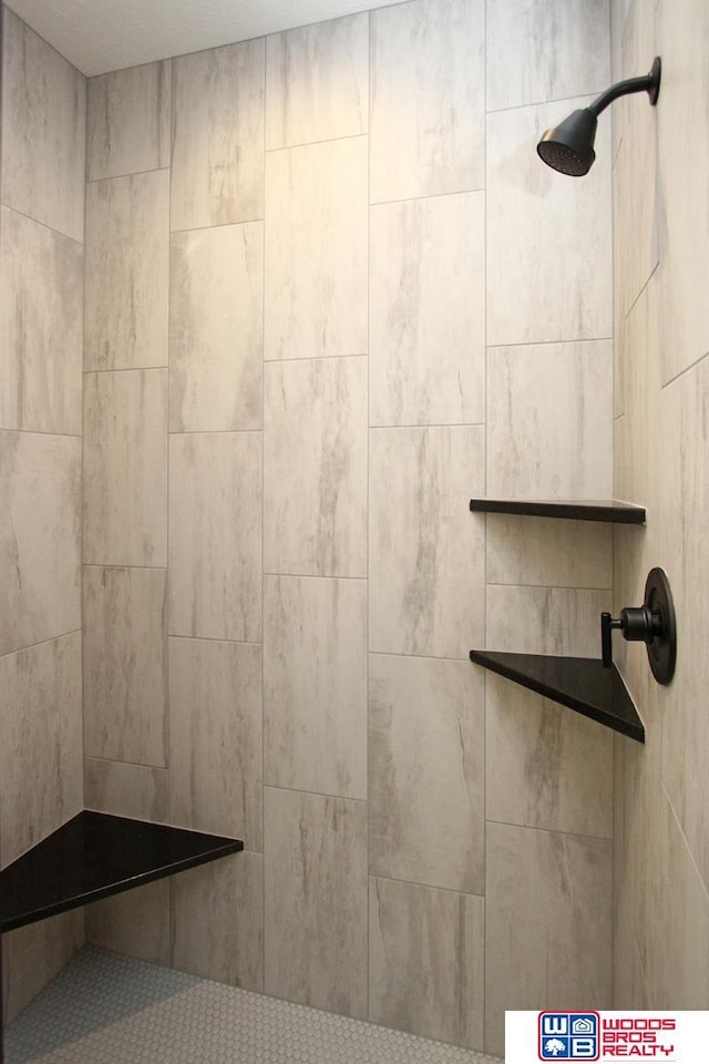 room details featuring tiled shower