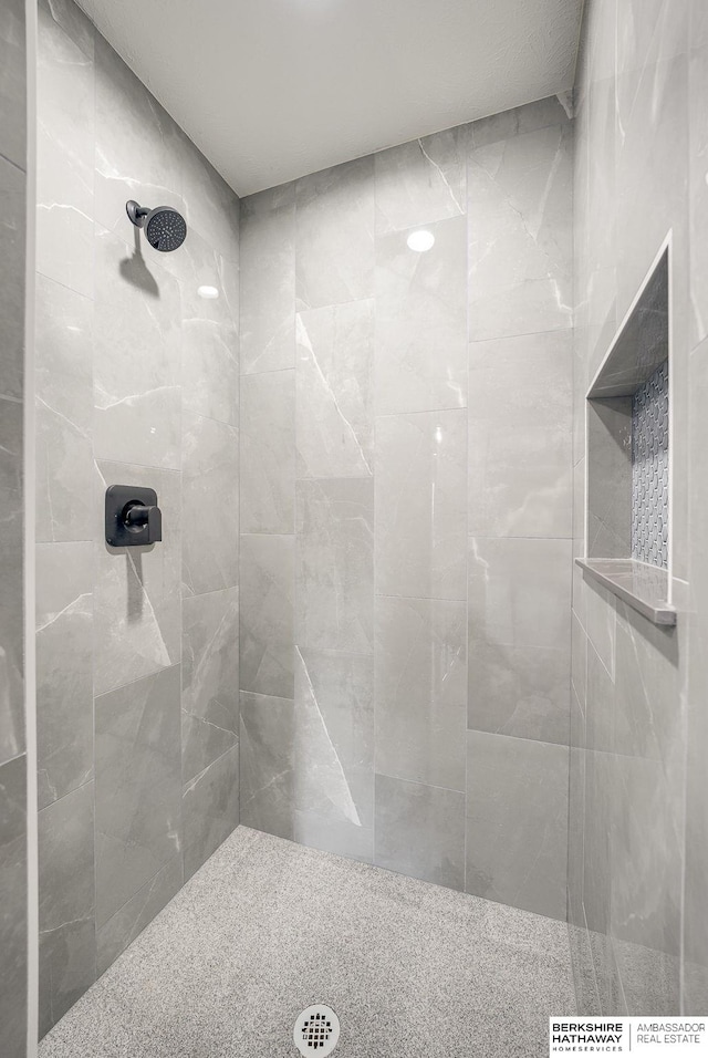 bathroom featuring a tile shower