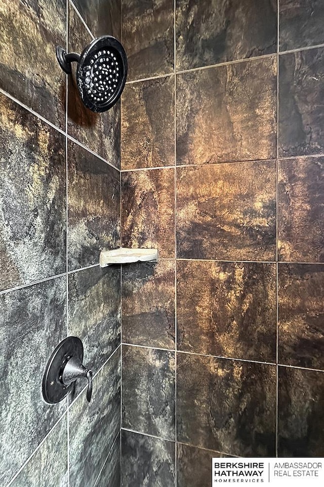 interior details with a tile shower