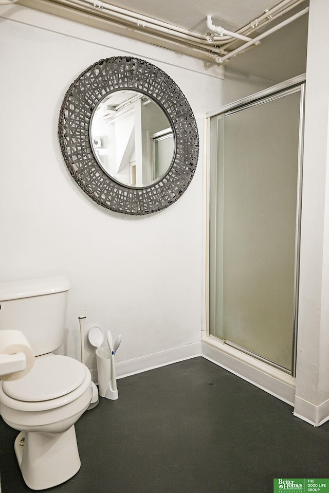 full bath featuring a shower stall, toilet, and baseboards