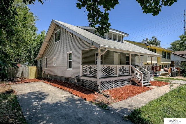 view of front of property featuring covered porch and fence