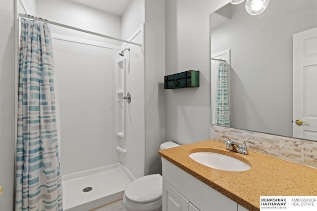 full bathroom featuring tasteful backsplash, vanity, toilet, and a shower with shower curtain