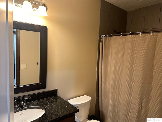 full bathroom featuring a shower with curtain, toilet, and vanity