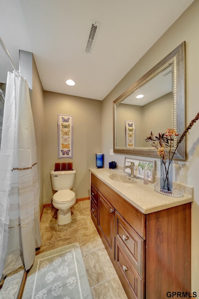 bathroom featuring vanity, a shower with curtain, baseboards, visible vents, and toilet