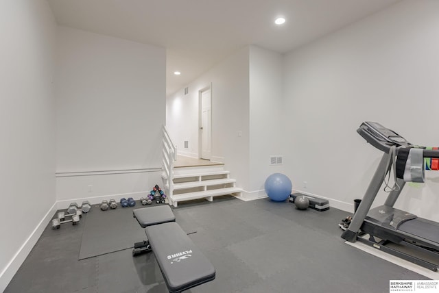 workout room featuring visible vents, recessed lighting, and baseboards