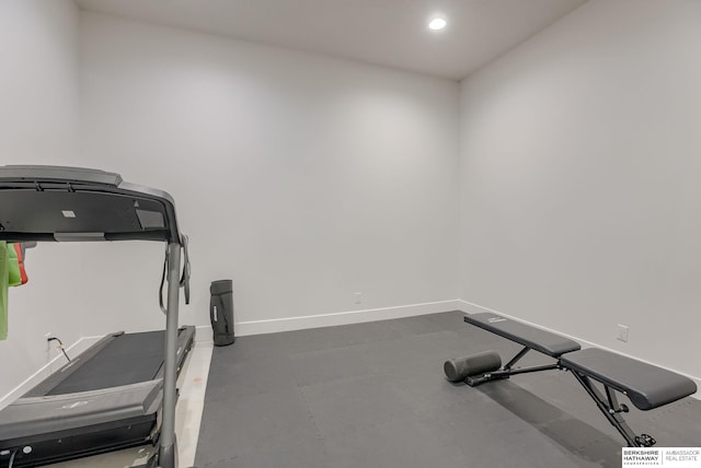 workout room featuring recessed lighting and baseboards