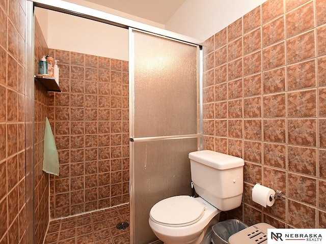 bathroom with toilet and a tile shower