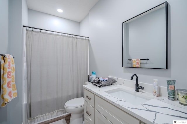 full bathroom with a shower with shower curtain, recessed lighting, toilet, and vanity