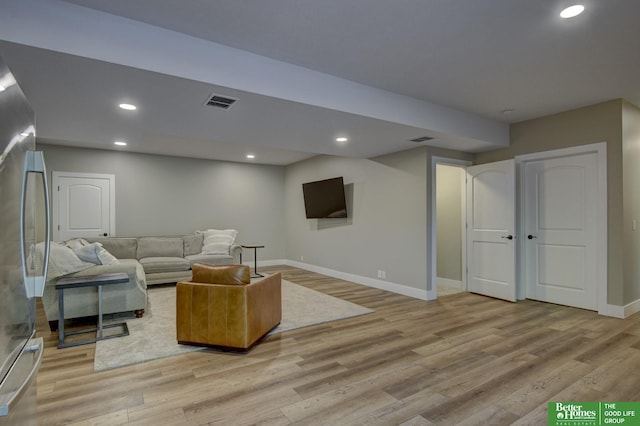 living room featuring recessed lighting, visible vents, baseboards, and light wood finished floors