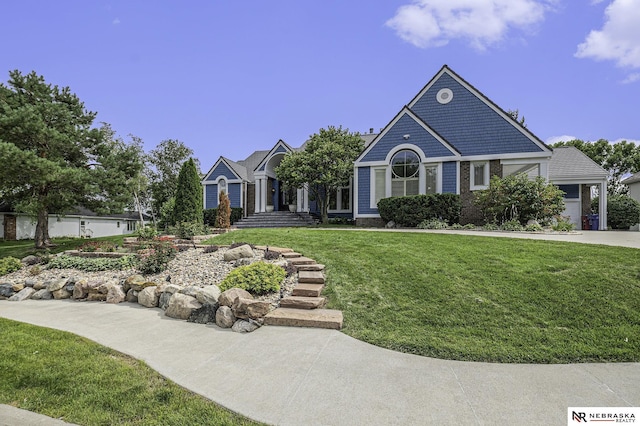 view of front of home featuring a front lawn