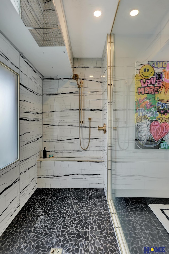 full bath featuring a tile shower and recessed lighting