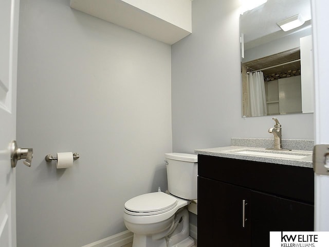 bathroom featuring a shower with curtain, baseboards, toilet, and vanity