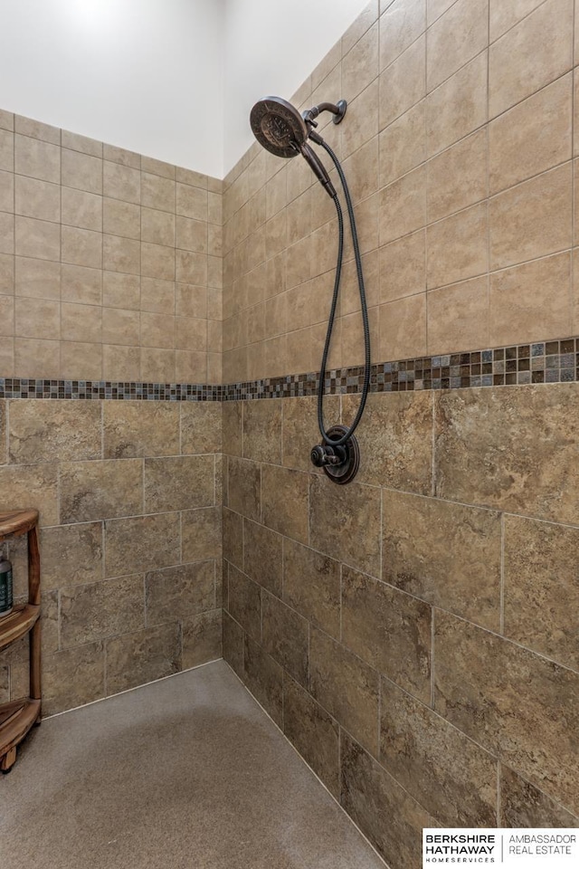 bathroom featuring tiled shower