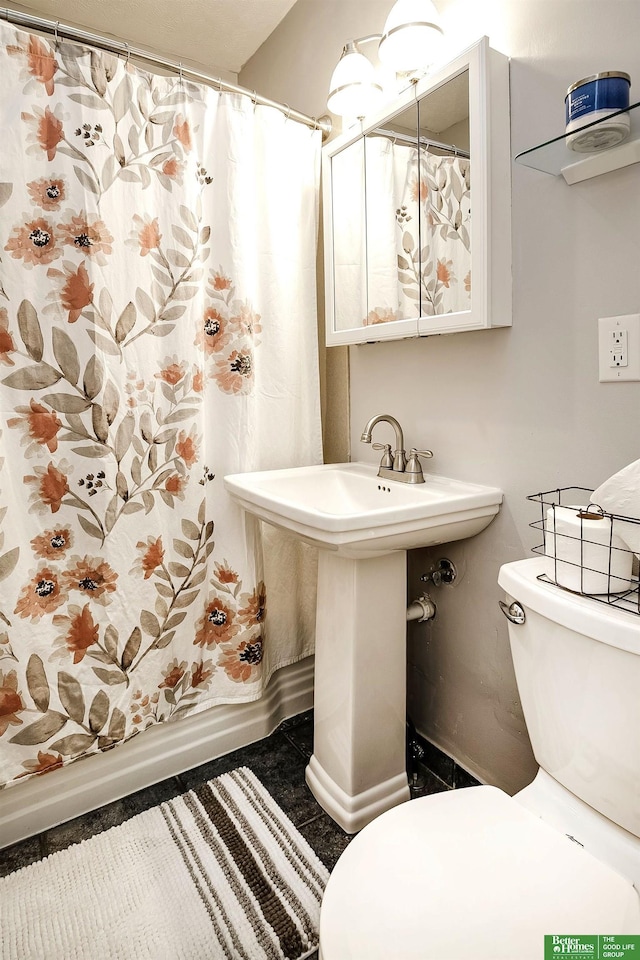 bathroom featuring toilet and shower / tub combo with curtain