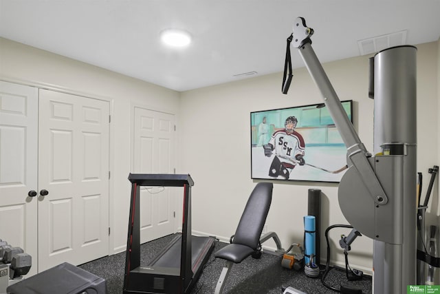 workout room with visible vents and baseboards