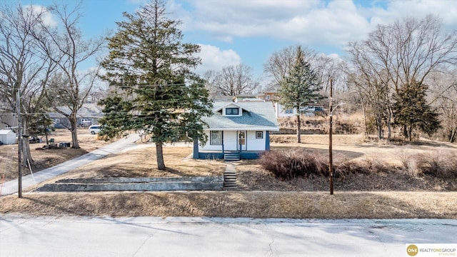 view of front of property with covered porch and driveway