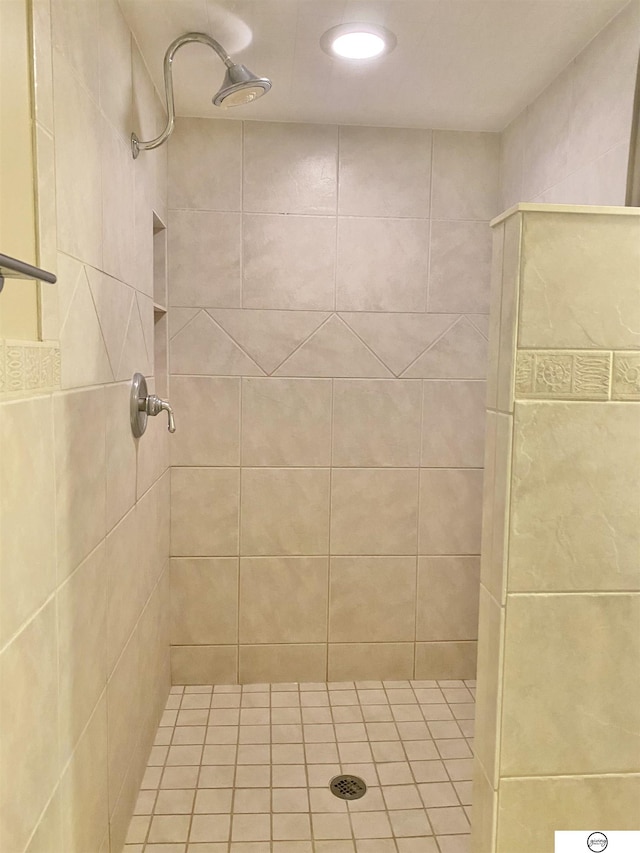 bathroom featuring tiled shower