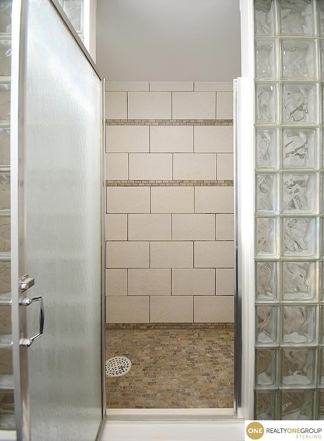 full bathroom featuring a stall shower