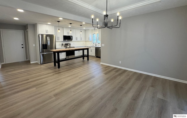 dining room featuring recessed lighting, baseboards, an inviting chandelier, and wood finished floors