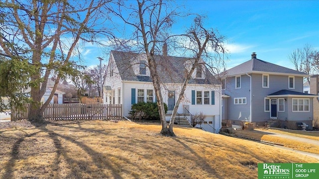 view of front facade featuring a front yard and fence