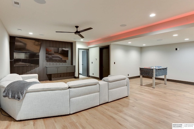 living room with light wood finished floors, visible vents, baseboards, ceiling fan, and recessed lighting