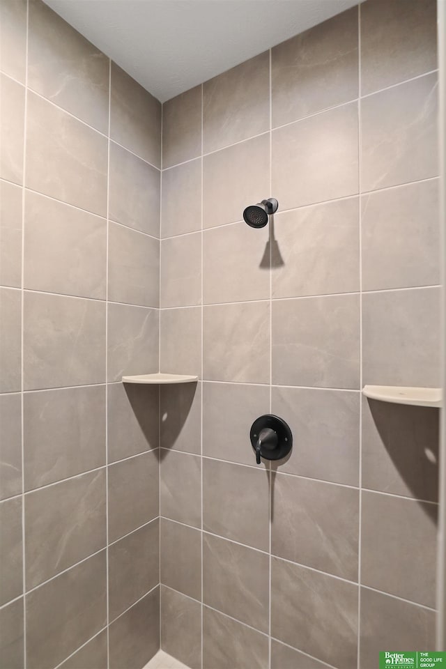 bathroom featuring tiled shower