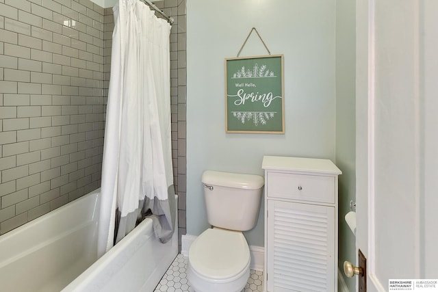 full bath featuring tile patterned flooring, shower / tub combo, toilet, and baseboards