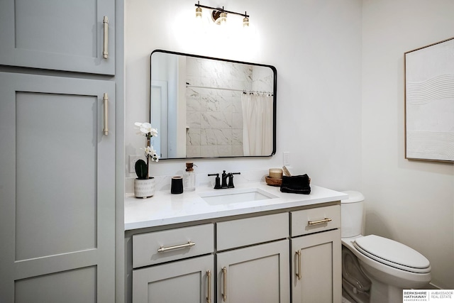 full bathroom featuring vanity, curtained shower, and toilet